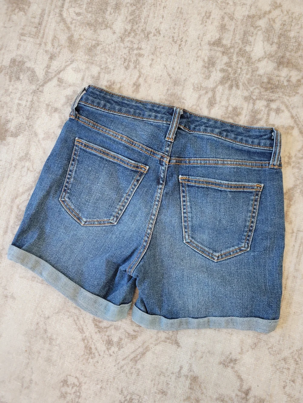 Universal Thread‎ Women’s 24 Denim Shorts Medium Wash Rolled Hem Non Distressed